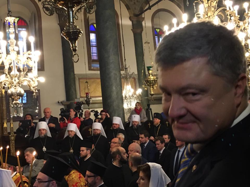Poroshenko Receives the Tomos