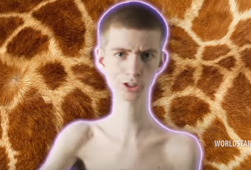 Парень с длинной шеей