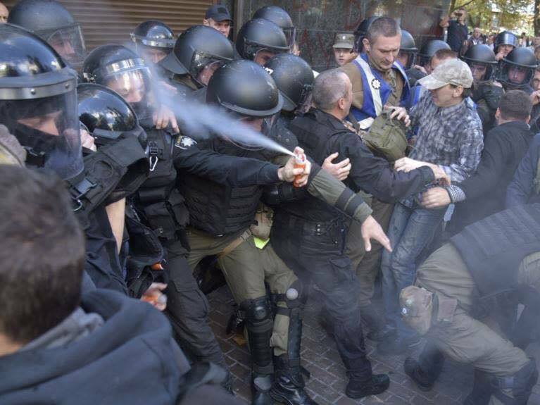 Полицейский прыснул баллончиком себе в лицо