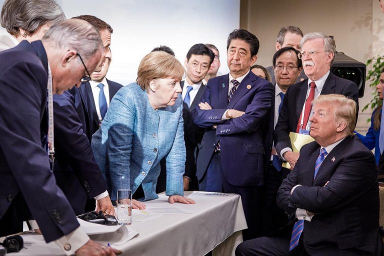 Трамп сидит на саммите G7