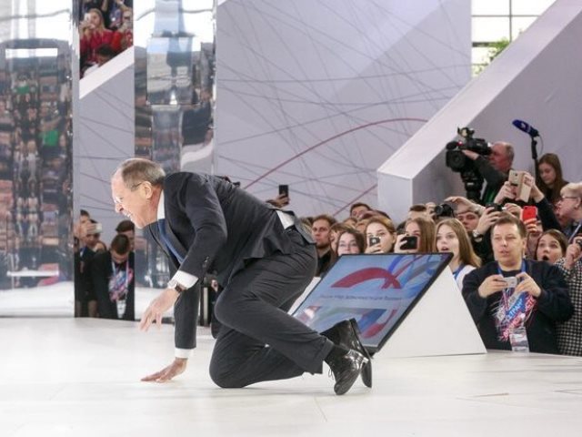 Lavrov Fell on Stage