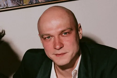 Юра Борисов за столом