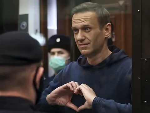 Навального посадили