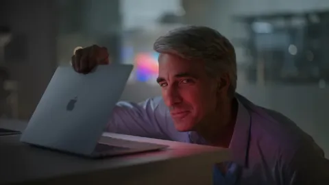 Крейг Федериги смотрит в MacBook