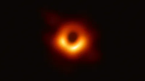 Фотография черной дыры