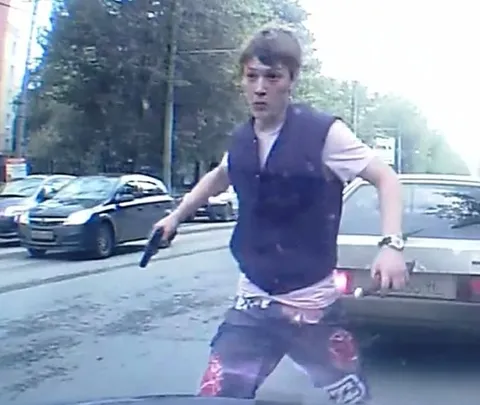 Ты кому сигналишь, дядя?