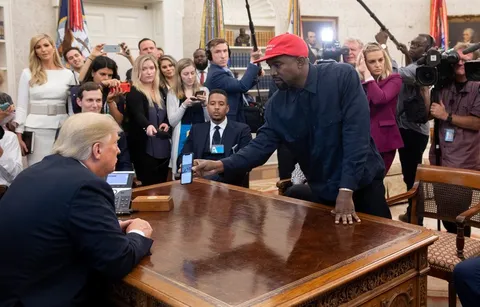 Kanye West Shows Trump a Phone