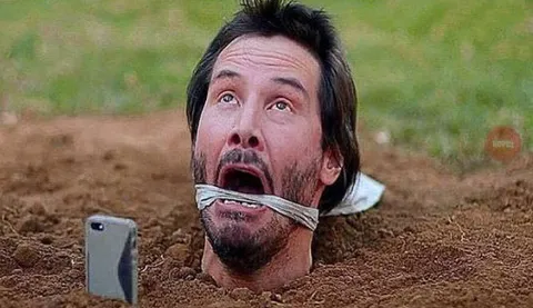 Киану Ривз в земле