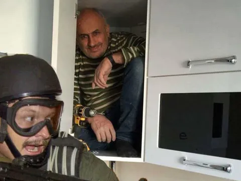 Мужик прячется в шкафу от спецназовца