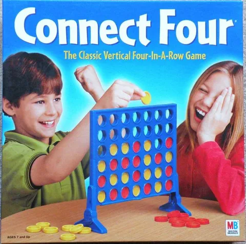 Дети играют в настольную игру Connect Four